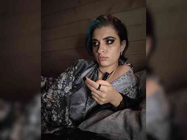 UntouchableSquirtWitch webcam