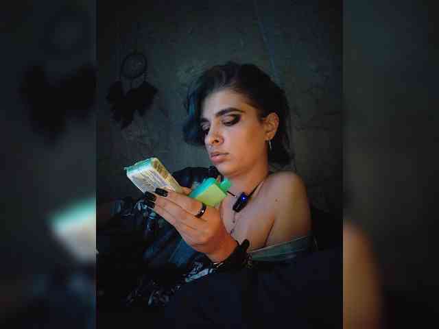 UntouchableSquirtWitch webcam