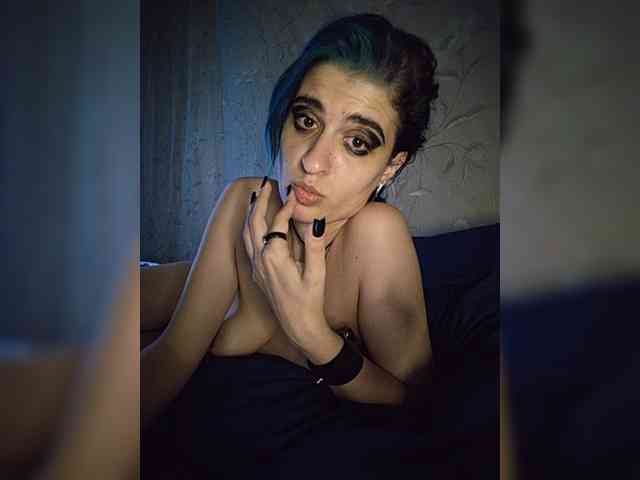 UntouchableSquirtWitch webcam