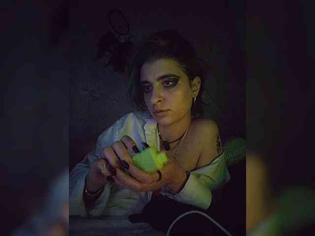 UntouchableSquirtWitch webcam