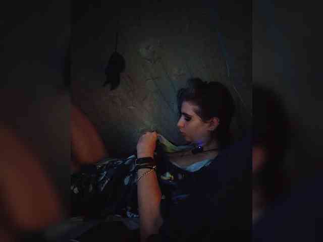 UntouchableSquirtWitch webcam