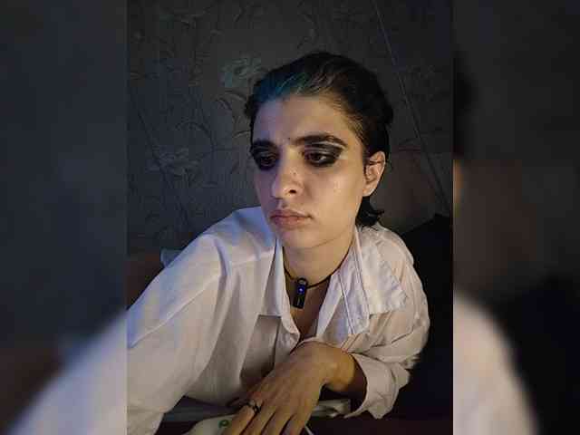 UntouchableSquirtWitch webcam