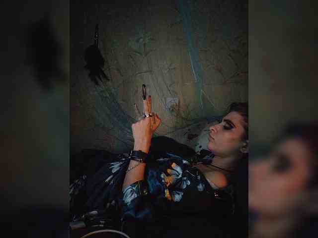 UntouchableSquirtWitch webcam