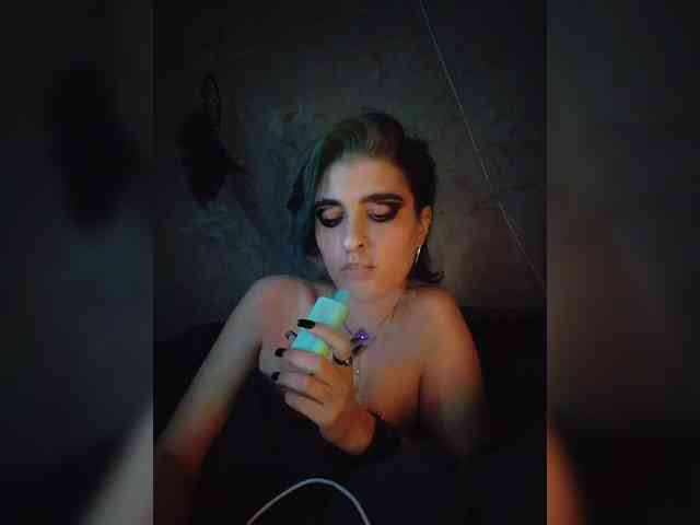 UntouchableSquirtWitch webcam