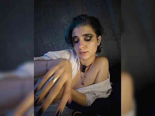 UntouchableSquirtWitch webcam