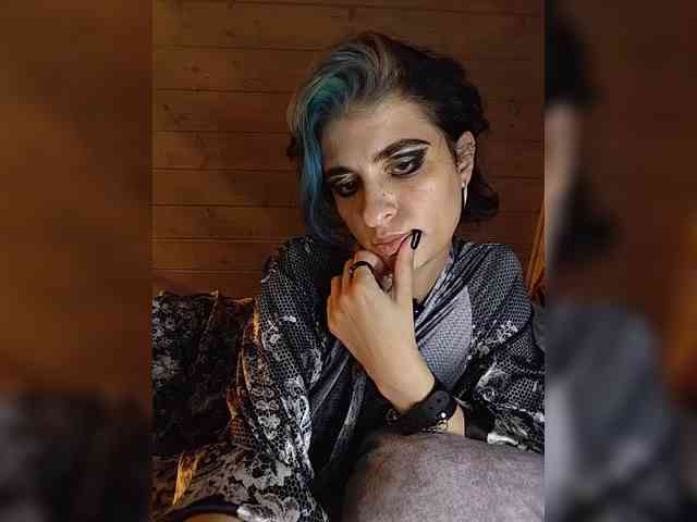 UntouchableSquirtWitch webcam