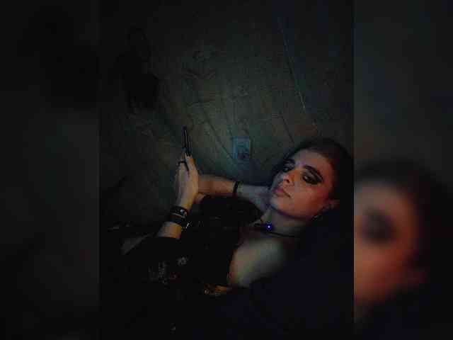 UntouchableSquirtWitch webcam