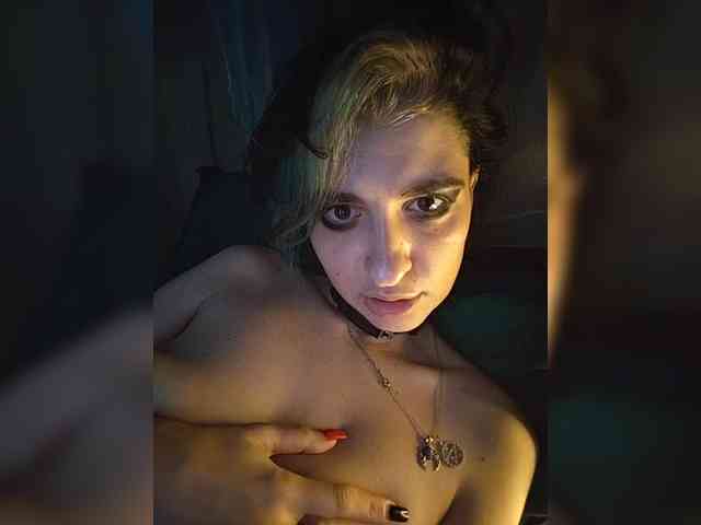 UntouchableSquirtWitch webcam