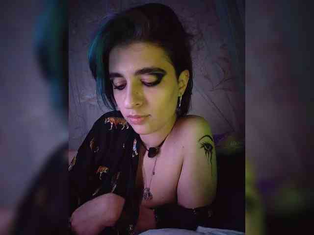 UntouchableSquirtWitch webcam
