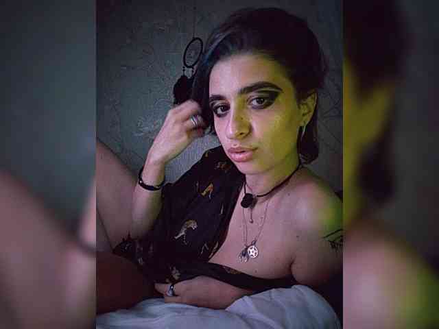 UntouchableSquirtWitch webcam