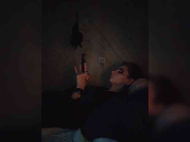 UntouchableSquirtWitch webcam