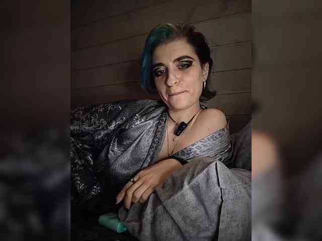 UntouchableSquirtWitch webcam