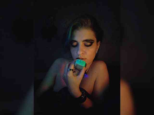 UntouchableSquirtWitch webcam