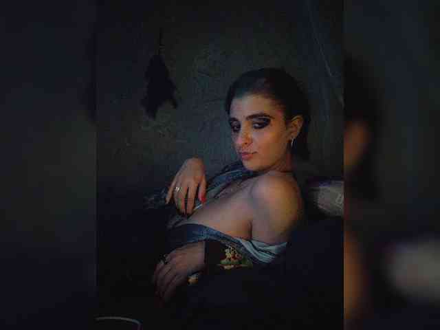 UntouchableSquirtWitch webcam