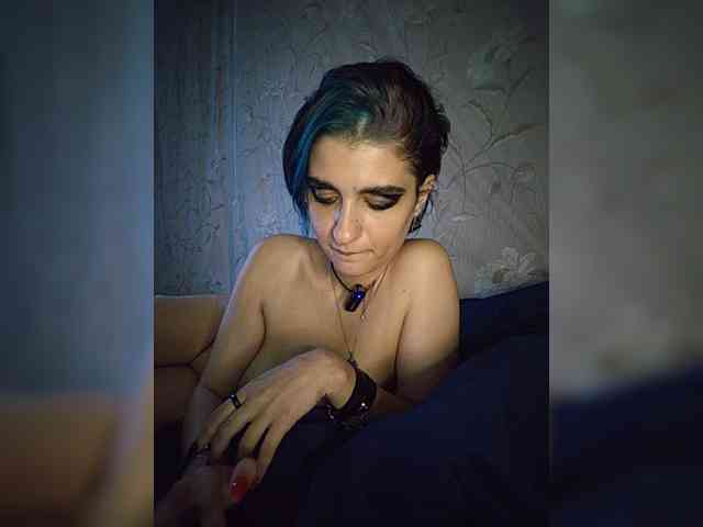 UntouchableSquirtWitch webcam