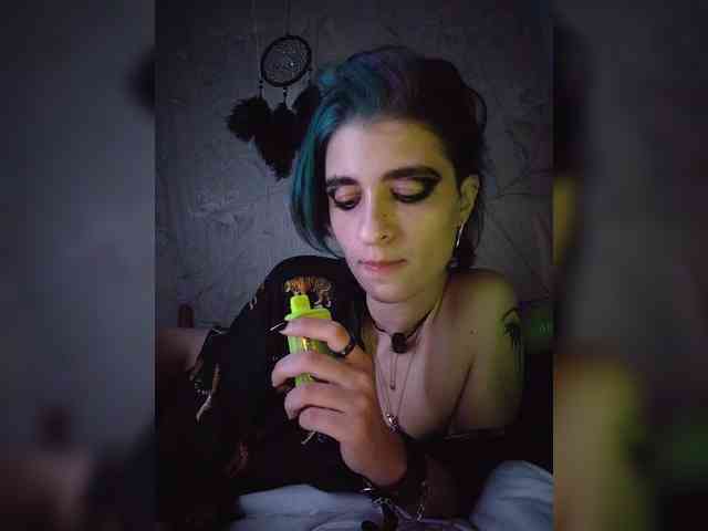 UntouchableSquirtWitch webcam