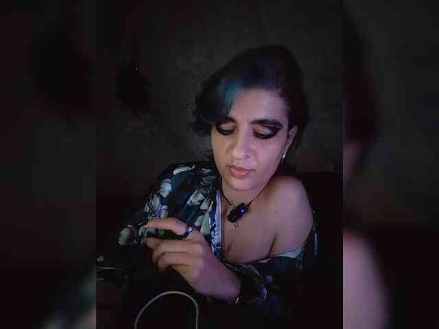 UntouchableSquirtWitch webcam
