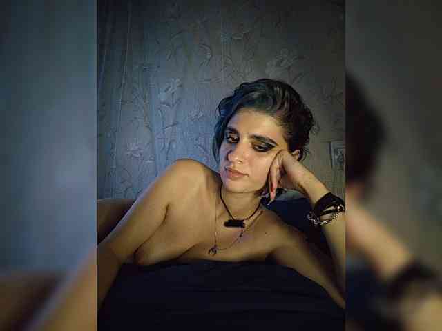 UntouchableSquirtWitch webcam