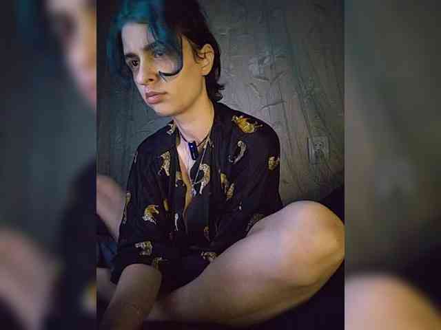 UntouchableSquirtWitch webcam
