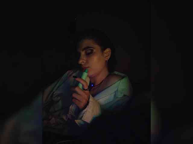 UntouchableSquirtWitch webcam