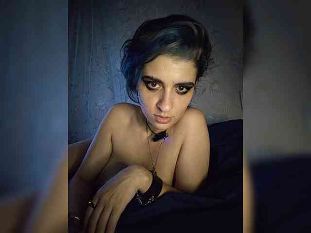 UntouchableSquirtWitch webcam