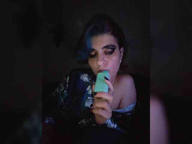 UntouchableSquirtWitch webcam