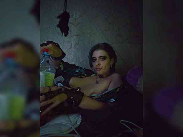UntouchableSquirtWitch webcam