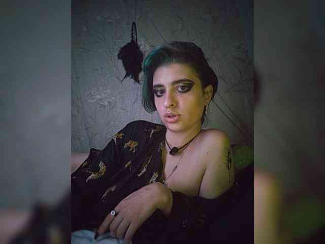 UntouchableSquirtWitch webcam