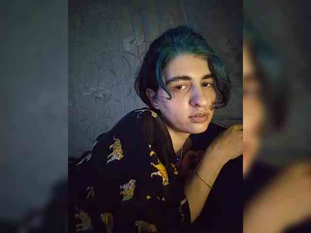 UntouchableSquirtWitch webcam
