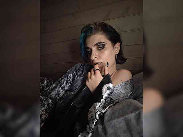 UntouchableSquirtWitch webcam