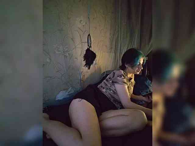 UntouchableSquirtWitch webcam