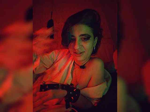 UntouchableSquirtWitch webcam