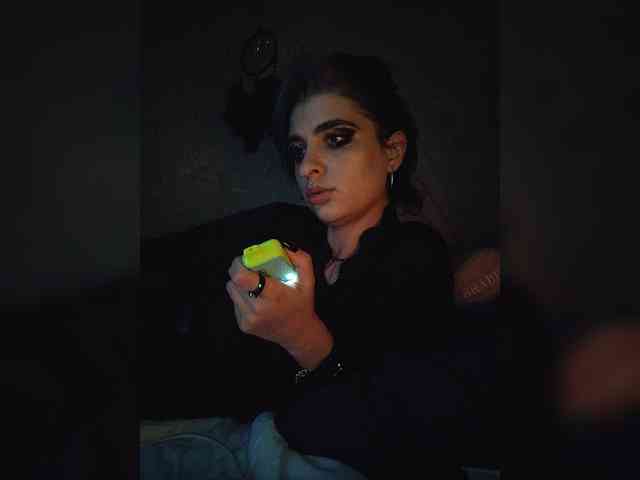 UntouchableSquirtWitch webcam
