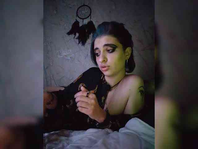 UntouchableSquirtWitch webcam