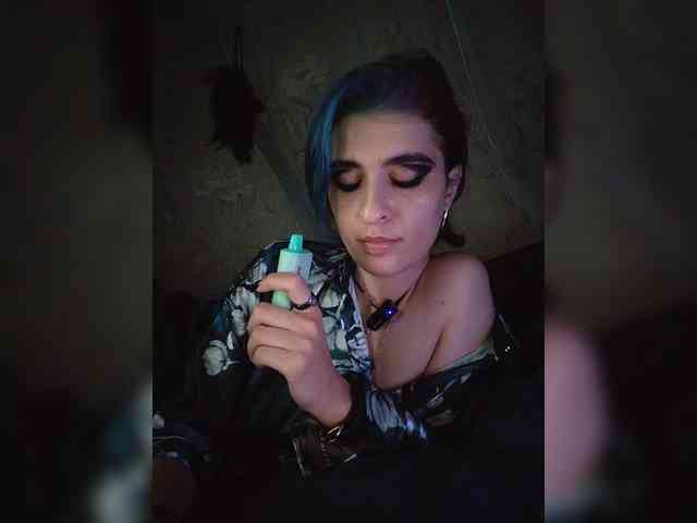 UntouchableSquirtWitch webcam