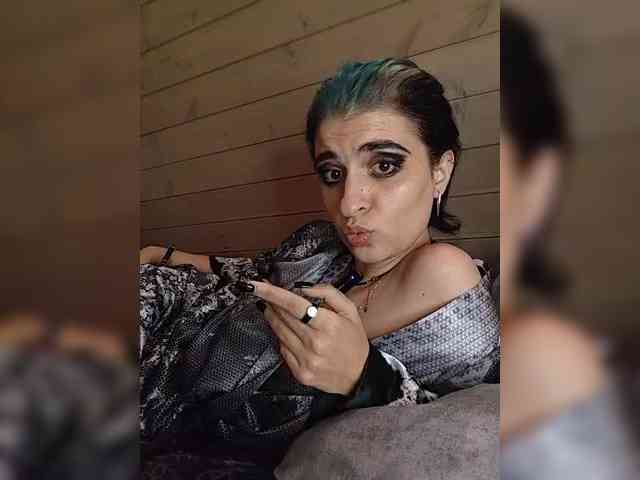 UntouchableSquirtWitch webcam