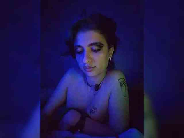 UntouchableSquirtWitch webcam