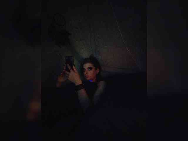 UntouchableSquirtWitch webcam