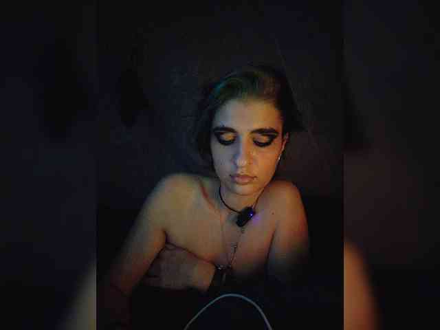 UntouchableSquirtWitch webcam