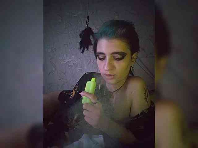 UntouchableSquirtWitch webcam