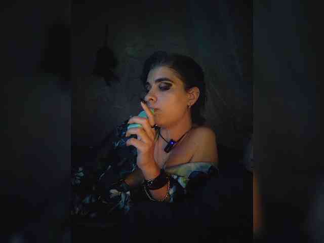 UntouchableSquirtWitch webcam