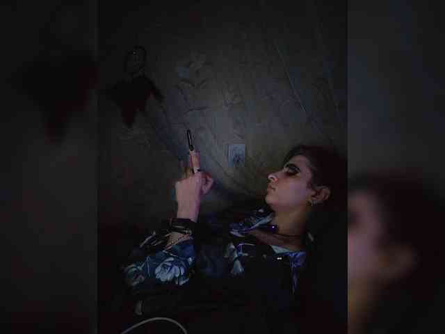 UntouchableSquirtWitch webcam