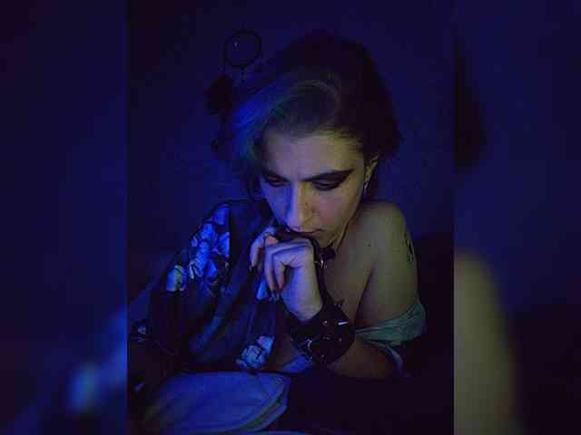 UntouchableSquirtWitch webcam