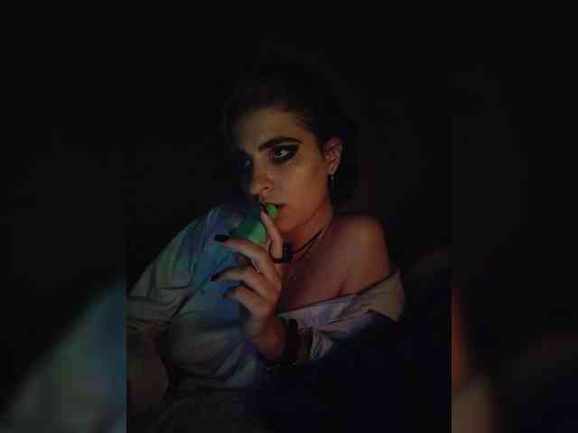 UntouchableSquirtWitch webcam