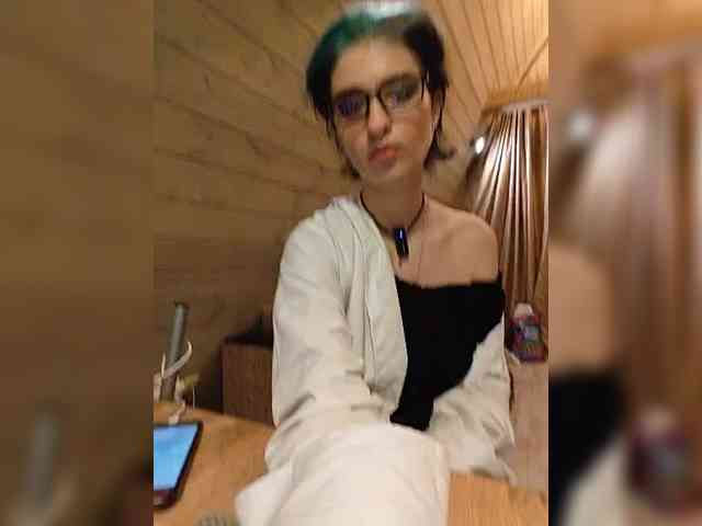UntouchableSquirtWitch webcam