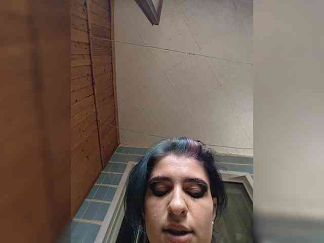 UntouchableSquirtWitch webcam