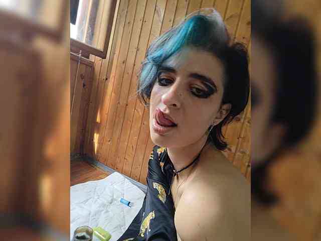 UntouchableSquirtWitch webcam
