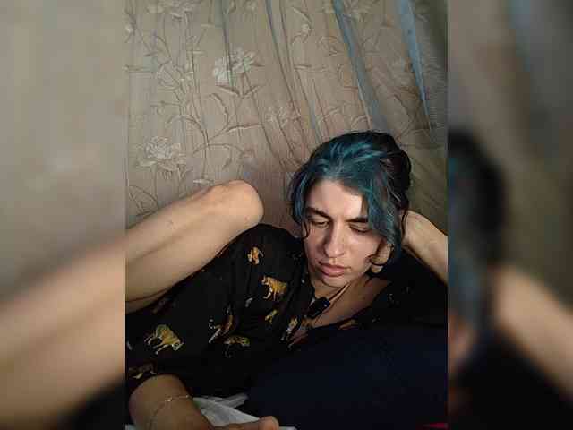 UntouchableSquirtWitch webcam