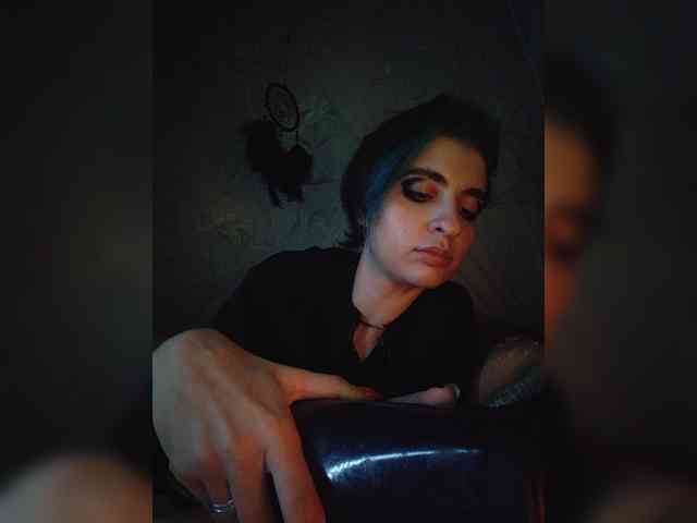 UntouchableSquirtWitch webcam