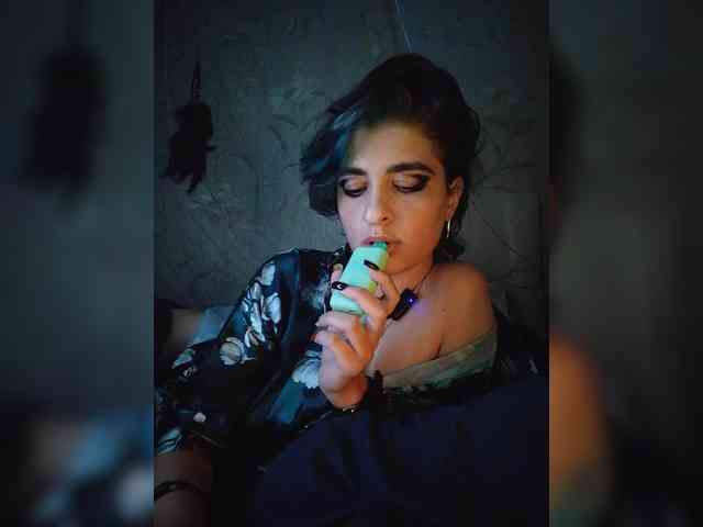 UntouchableSquirtWitch webcam